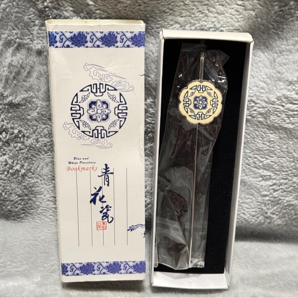 Blue and White Porcelain Bookmark with Gift Box Traditional Design - Picture 1 of 8